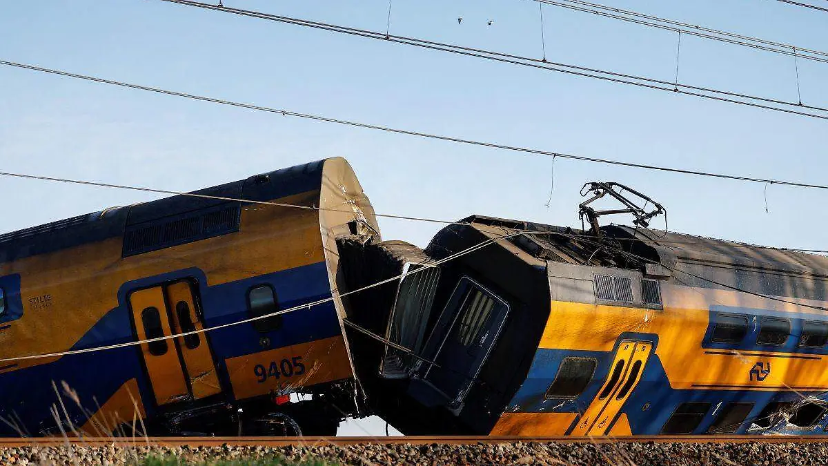 Choque de tren en Holanda deja un muerto y decenas de heridos tras descarrilamiento